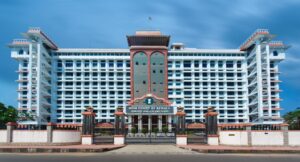 केरल हाईकोर्ट की इमारत, जहां बुजुर्ग महिला से रेप के दोषी की 10 साल की सजा बरकरार रखी गई
